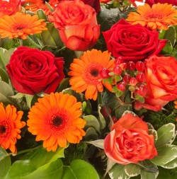 Rayon de Chaleur - Panier de deuil aux fleurs orange et rouge - Macky Fleurs